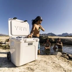 Yeti Coolers ROADIE 48 WHEELED - Kühlbox 22 Yeti Coolers ROADIE 48 WHEELED - Kühlbox -Marmot Shop 5638039355 z roadie 48 wheeled yeti coolers 24